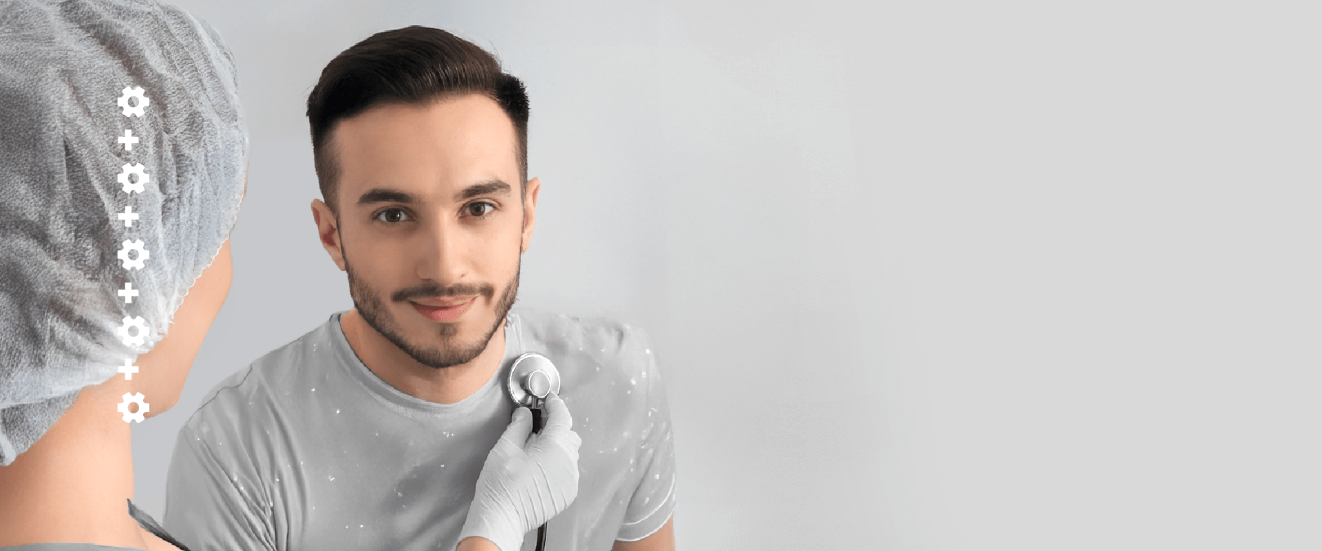 Médico ocupacional realizando una evaluación de vigilancia medica en un trabajador